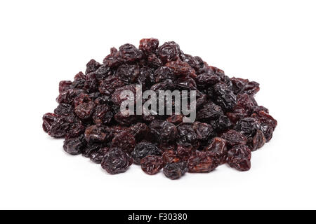 Raisins secs sultanines ou heap on white Banque D'Images