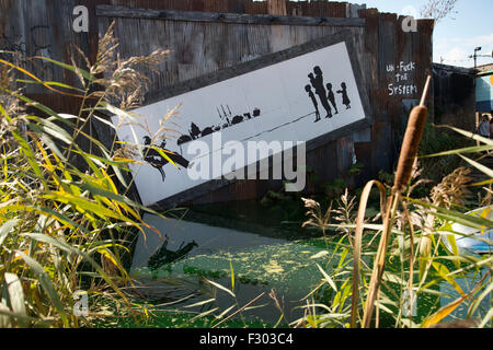 La stupéfaction, Dismaland Park organisé par Banksy. Dispositif de l'eau - unfuck le système. Banque D'Images