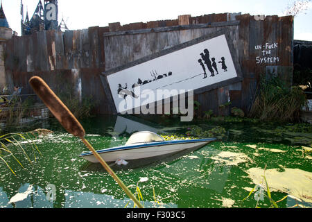 La stupéfaction, Dismaland Park organisé par Banksy. Dispositif de l'eau - unfuck le système. Banque D'Images