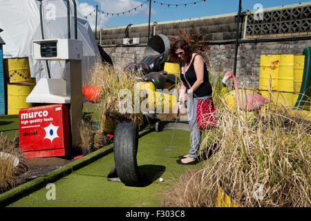 La stupéfaction, Dismaland Park.Travail par plus de 50 artistes , organisé par Banksy. Un mini-golf et du Golfe Banque D'Images