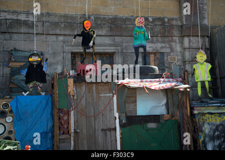 Dismaland la stupéfaction, Parc, organisé par Banksy . Fly, marionnettes Théâtre pointe fabriqués à partir de déchets, par Paul et le souffle d'insectes Banque D'Images