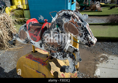 Dismaland la stupéfaction, Parc, organisé par Banksy.Une des anciennes attractions foraines, un cheval à bascule. Banque D'Images