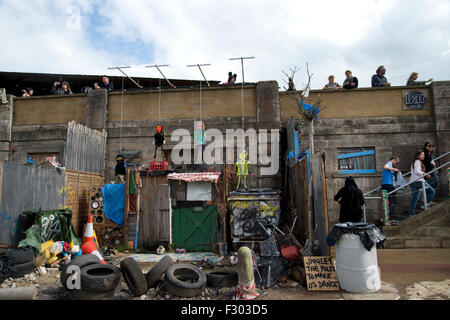 Dismaland la stupéfaction, Parc, organisé par Banksy . Fly, marionnettes Théâtre pointe fabriqués à partir de déchets, par Paul et le souffle d'insectes Banque D'Images