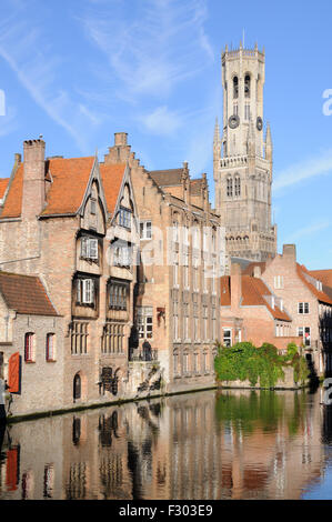 Matin vue sur le beffroi de la Rozenhoedkaai à Bruges, West-Vlaanderen, Belgique Banque D'Images