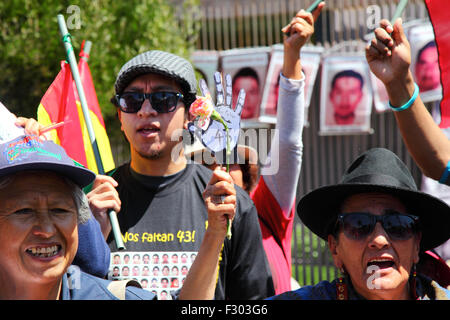 La Paz, Bolivie, le 26 septembre 2015. Manifestants devant l'ambassade du Mexique à La Paz de souligner le premier anniversaire de la disparition de 43 étudiants au Mexique. Les élèves (qui étaient d'un collège de formation des enseignants) a disparu dans la nuit du 26 septembre 2014 dans la ville d'Iguala dans l'État de Guerrero. Le gouvernement mexicain pour son traitement de l'affaire a été largement critiqué et une équipe envoyée par la Commission interaméricaine des droits de l'Homme a conclu un certain nombre de lacunes dans l'enquête du gouvernement. Jusqu'à présent, le reste de seulement 2 de l'absence d'étudiants ont été formellement identifié. Banque D'Images