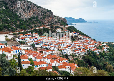 Vue sur le village traditionnel de Velanidia dans le Péloponnèse, Grèce Banque D'Images