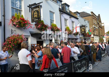 2015 Arrivée des fans de la Coupe du Monde de Rugby à Twickenham pour l'Angleterre contre le Pays de Galles match Banque D'Images