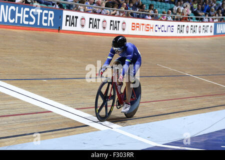 Manchester, UK, 26 Sep, 2015. laura trott franchit la ligne pour gagner la finale de la women's zéro au cyclisme britannique 2015 championnats nationaux de suivre au centre national de cyclisme à Manchester, au Royaume-Uni. l'événement annuel offre une occasion unique pour le public de voir les cyclistes de classe mondiale en compétition pour le prix convoité champions britanniques autographiés. crédit : Ian hinchliffe/Alamy live news Banque D'Images