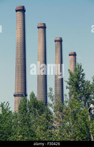 Ancienne usine de charbon abandonnées Piles fumeurs en Europe de l'Est Banque D'Images