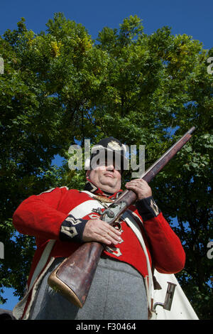 Crosby, Liverpool, Merseyside. UK 26 Septembre, 2015. Bataille de Waterloo reconstitution et les commémorations du 200e anniversaire. Le canton a célébré le bicentenaire de la bataille d'authentiques acteurs armés de fusils et de munitions, et vêtus d'uniformes de la période re-enacting comment la bataille se déroulait. L'événement organisé dans 'Potter's Barn Park" a réuni des centaines de sections locales afin de voir la bataille après que la ville a été nommée. Dans les bâtiments y compris dans la classe II-énumérés Potters Barn bâtiments du parc, sont des répliques de ceux trouvés dans la région de Waterloo, en Belgique. Credit : Cernan Elias/Alamy vivre Banque D'Images