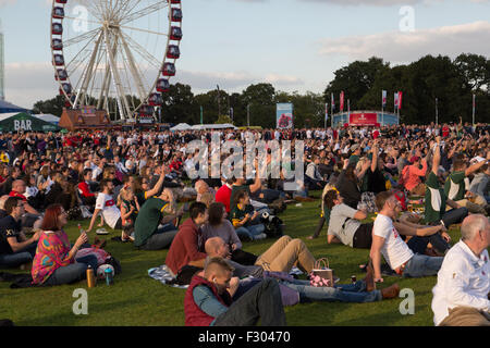 Richmond, London, UK. 26 Sep, 2015. Rugby fans watcing un match à une piscine le dépistage à l'Old Deer Park, Richmond, Londres SW. Des centaines de fans se sont réunis pour regarder une série de matchs sur grand écran non loin du Stade de Twickenham. Crédit : à vue/Photographique Alamy Live News Banque D'Images