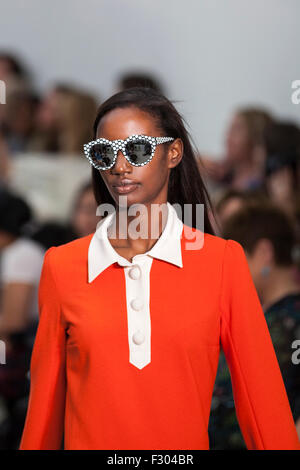 Londres, Royaume-Uni, 26 septembre 2015. Une jeune femme modèle noir marche sur la piste « Trends » au London Fashion Weekend 2015 exposition de mode montrant des lunettes de soleil et des accessoires. Le spectacle révèle les tendances clés de l'AW15, avec des designers tels que Carven, Marc de Marc Jacobs, J Brand, 'T' d'Alexander Wang, Iro, Kenzo, Joseph, McQ Alexander McQueen et See de Chloé, ainsi que des marques de rue. LFW se tient cette année à la Saatchi Gallery de Chelsea Banque D'Images