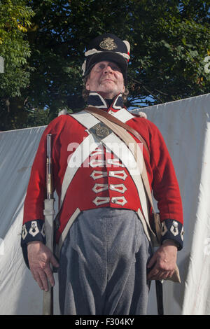 Crosby, Liverpool, Merseyside. UK 26 Septembre, 2015. Bataille de Waterloo reconstitution et les commémorations du 200e anniversaire. Le canton a célébré le bicentenaire de la bataille d'authentiques acteurs armés de fusils et de munitions, et vêtus d'uniformes de la période re-enacting comment la bataille se déroulait. L'événement organisé dans 'Potter's Barn Park" a réuni des centaines de sections locales afin de voir la bataille après que la ville a été nommée. Dans les bâtiments y compris dans la classe II-énumérés Potters Barn bâtiments du parc, sont des répliques de ceux trouvés dans la région de Waterloo, en Belgique. Credit : Cernan Elias/Alamy vivre Banque D'Images