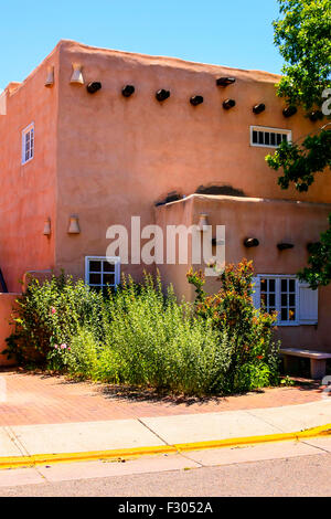 Un bâtiment dans la vieille ville d'Albuquerque construit dans le style adobe de l'argile et le bois Banque D'Images