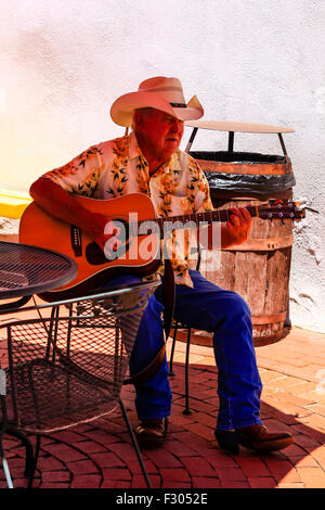 Un jeu de guitare cowboy dans Albuquerque au Nouveau Mexique Banque D'Images