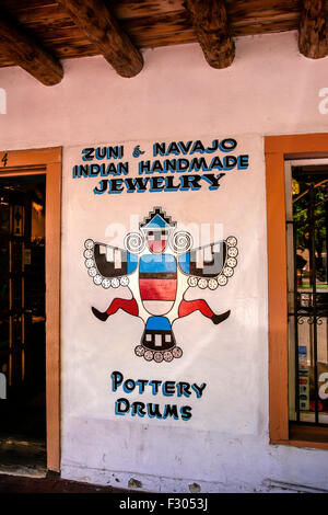 La main sur le mur extérieur d'un magasin à Albuquerque NM, un oiseau Zuni et rédaction publicité indiens Navajo et Zuni handmade Banque D'Images