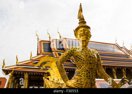 Statue en or de Wat Phra Keaw, Bangkok, Thaïlande Banque D'Images
