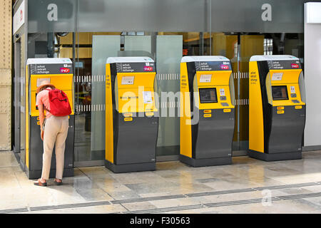 Marseille Saint Charles passager de la gare française utilisant les distributeurs automatiques de billets de voyage SNCF France UE Banque D'Images