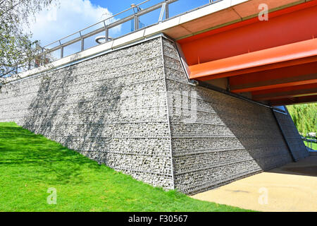 Paniers en cage de gabion dans l'enceinte du pont et mur de retenue derrière le maillage en acier galvanisé formé de béton recyclé écrasé pour former des gabions Londres UK Banque D'Images