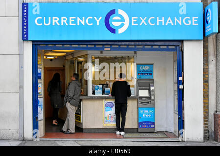 Bureau de change International Currency Exchange & atm stand de vente au détail dans des locaux dans la région de Oxford Street West End de Londres Angleterre Royaume-uni visage obscurci numériquement