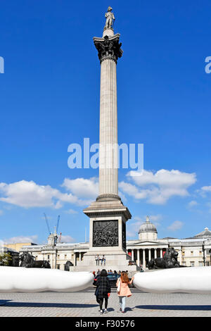 Nelsons column deux doigts géant sculpture de l'artiste mexicain Jose Rivelino installé à Trafalgar Square nommé 'vous' London England UK Banque D'Images