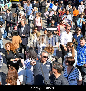 Vue aérienne foule de personnes d'en haut dans la rue commerçante West End de Londres avec des touristes sur un trottoir bondé à Oxford Circus Londres Angleterre Royaume-Uni Banque D'Images