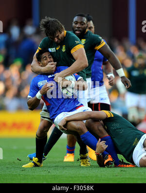 26 Septembre 2015 : Victor Matfield d'Afrique du Sud s'attaque Ken Pisi de Samoa autour du cou pendant 15 Match de la Coupe du Monde de Rugby 2015 entre l'Afrique du Sud et les Samoa, le Villa Park, Birmingham, Angleterre (Photo de Rob Munro/CSM) Banque D'Images