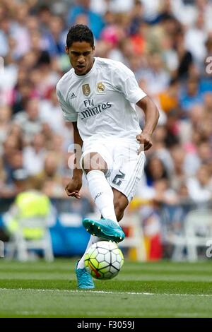 Madrid, Espagne. 26 Sep, 2015. Raphael Varane (2) Real Madrid au cours de la match de football de la Liga entre le Real Madrid et Malaga CF au Santiago Bernabeu . Le jeu est terminé dans un 0-0 draw. © Plus Sport Action/Alamy Live News Banque D'Images