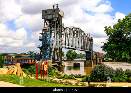 Pont au-dessus de la jonction de la rivière de l'Arkansas à Little Rock Banque D'Images