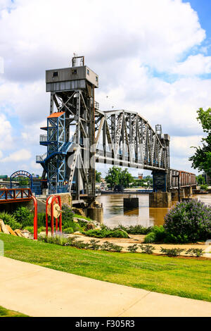 Pont au-dessus de la jonction de la rivière de l'Arkansas à Little Rock Banque D'Images