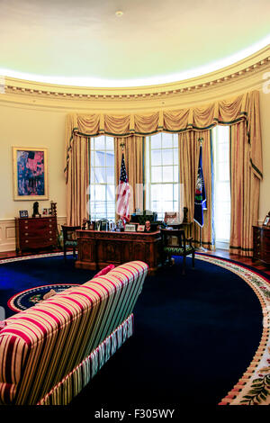 Une réplique à taille réelle du Bureau ovale à la William J. Clinton Presidential Center à Little Rock en Arkansas Banque D'Images