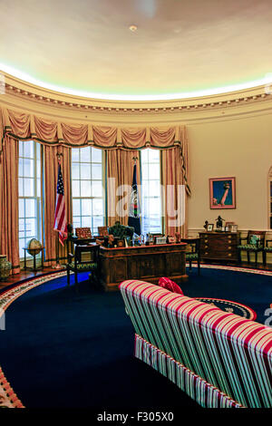 Une réplique à taille réelle du Bureau ovale à la William J. Clinton Presidential Center à Little Rock en Arkansas Banque D'Images