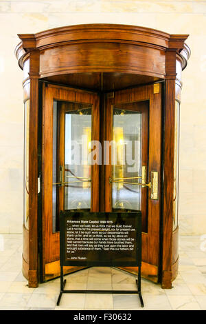 La porte tournante dans le hall d'entrée du bâtiment du Capitole de l'état de l'Arkansas à Little Rock Banque D'Images