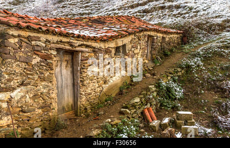 Ancienne bergerie en hiver, dans un village grec. Banque D'Images