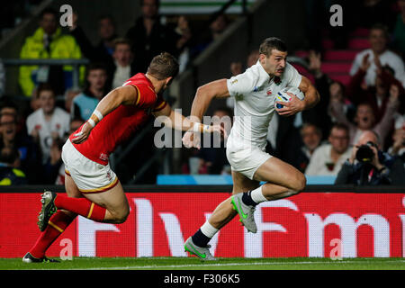 Le stade de Twickenham, London, UK. 26 Sep, 2015. Coupe du Monde de Rugby. L'Angleterre contre le Pays de Galles. Jonny peut d'Angleterre bat Hallam Amos de galles pour marquer. Credit : Action Plus Sport/Alamy Live News Banque D'Images