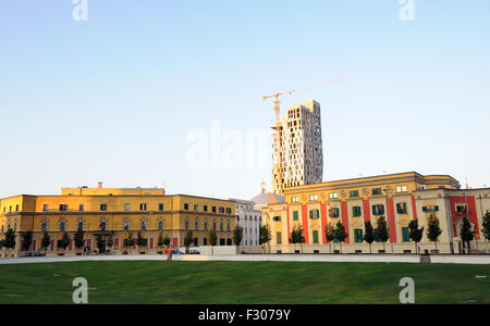 Un nouveau gratte-ciel s'élève au-dessus des immeubles du ministère entourant la place Skanderbeg, Tirana, Albanie. Banque D'Images