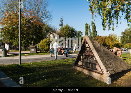 Moscou, Russie. Samedi, 26 Septembre, 2015. Accueil chaleureux, doux, calme et généralement très confortable week-end à Moscou, Russie. La température ambiante  +26 °C (78,8 °F) me rappelle de l'été dernier. Un grand nombre de personnes et les familles passent la journée en plein air. Les Moscovites ont inondé le Parc Gorki de Moscou ainsi que d'autres parcs de la ville. Allée couverte de Museon Park des Arts de Moscou. Monument aux victimes du stalinisme à la droite. Crédit : Alex's Pictures/Alamy Live News Banque D'Images