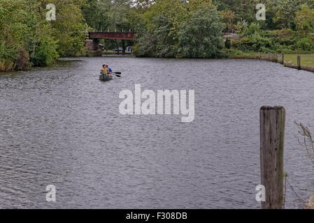 Deux hommes dans un canoë pagayer à travers Lauarel, Delaware. Banque D'Images