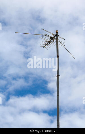 L'antenne TV sur fond de ciel bleu Banque D'Images