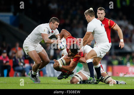 Le stade de Twickenham, London, UK. 26 Sep, 2015. Coupe du Monde de Rugby. L'Angleterre contre le Pays de Galles. Taulupe Faletau de galles est abordé par Jonny mai, Richard Wigglesworth et Tom Wood de l'Angleterre. Score final : 25-28 Angleterre Pays de Galles. Credit : Action Plus Sport/Alamy Live News Banque D'Images