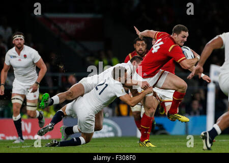 Le stade de Twickenham, London, UK. 26 Sep, 2015. Coupe du Monde de Rugby. L'Angleterre contre le Pays de Galles. George au nord du Pays de Galles est abordé par Richard Wigglesworth et Jonny peut d'Angleterre. Score final : 25-28 Angleterre Pays de Galles. Credit : Action Plus Sport/Alamy Live News Banque D'Images