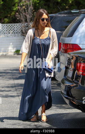 Jessica Alba en poussant un chariot d'épicerie et des bouquets de fleurs blanches en sacs réutilisables à Bristol Farms avec : Jessica Alba Où : Los Angeles, California, United States Quand : 26 Juil 2015 Banque D'Images