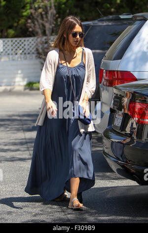 Jessica Alba en poussant un chariot d'épicerie et des bouquets de fleurs blanches en sacs réutilisables à Bristol Farms avec : Jessica Alba Où : Los Angeles, California, United States Quand : 26 Juil 2015 Banque D'Images