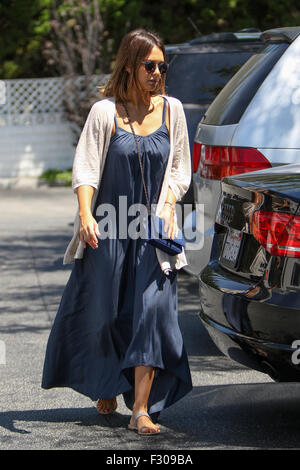 Jessica Alba en poussant un chariot d'épicerie et des bouquets de fleurs blanches en sacs réutilisables à Bristol Farms avec : Jessica Alba Où : Los Angeles, California, United States Quand : 26 Juil 2015 Banque D'Images