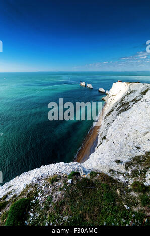 Le plus célèbre monument de l'île de Wight - trois piles de craie sortant de la mer à côté de la Baie d'Alun attraction historique Banque D'Images