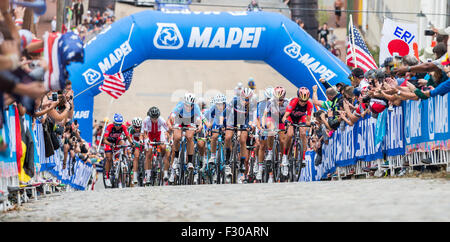 Richmond, Virginia, USA. 26 Sep, 2015. Les cyclistes font leur chemin jusqu'à la 23e Rue, route pavée, au cours de l'élite sur route féminine Samedi 26 septembre 2015, à l'UCI Championnats du Monde sur route à Richmond, Virginia, United States. Credit : Sean Meyers/ZUMA/Alamy Fil Live News Banque D'Images