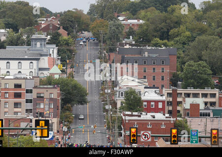 RICHMOND (Virginie), 26 sept., 2015. Une échappée descend East Broad street au cours des 130 kilomètres de championnats du monde de cyclisme sur route course Elite femmes à Richmond, Virginie. Banque D'Images