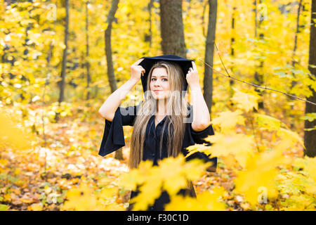 Portrait de jeune femme blonde magnifique en forêt. Journée de l'Halloween Banque D'Images