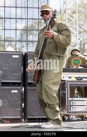 Chicago, Illinois, USA. Sep 11, 2015. Le bassiste John Norwood FISHER de Fishbone effectue live pendant Riot Fest à Douglas Park à Chicago, Illinois © Daniel DeSlover/ZUMA/Alamy Fil Live News Banque D'Images