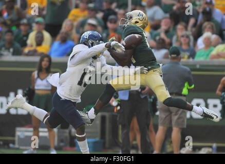 26 septembre 2015 : récepteur Baylor Chris Platt (14) a la note de brisées par la sécurité riz blanc Destri (13) au cours de la seconde moitié d'un match de football NCAA college entre le riz et les hiboux à Baylor Bears McLane Stadium à Waco, Texas. Baylor a gagné 70-17. McAfee Austin/CSM Banque D'Images